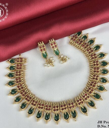 Traditional gold-polished necklace set
